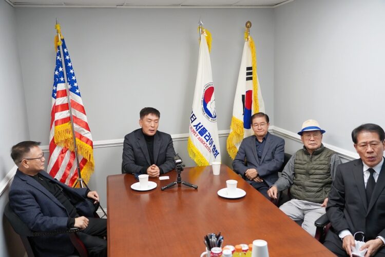 한인단체장들이 16일 뷰티협회 사무실에서 한인 업주 피살 대책을 논의하고 있다.  사진 / 윤지아 기자