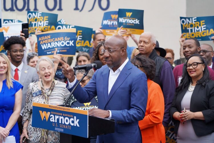 라파엘 워녹 상원의원이 10일 애틀랜타 다운타운의 존 루이스 벽화 앞에서 결선 투표를 향한 첫 유세를 별였다. 사진 / 윤지아 기자