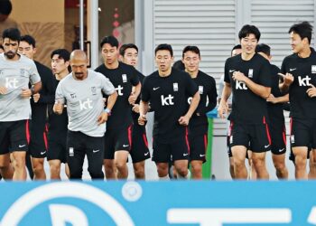 2022 카타르 월드컵 조별리그 2차전 가나와 경기를 준비하는 대한민국 축구 대표팀 선수들이 25일 오후(현지시간) 카타르 도하의 알에글라 훈련장에서 회복훈련을 하고 있다. 연합뉴스 사진.