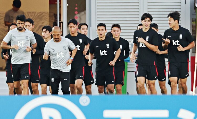 2022 카타르 월드컵 조별리그 2차전 가나와 경기를 준비하는 대한민국 축구 대표팀 선수들이 25일 오후(현지시간) 카타르 도하의 알에글라 훈련장에서 회복훈련을 하고 있다. 연합뉴스 사진.