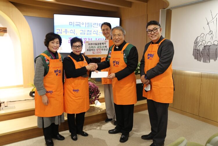 최일도 미주다일 대표(오른쪽 두번째)가 김철식 선교사(왼쪽 2번째)에게 후원금을 전달하고 있다. 미주다일 제공 사진.