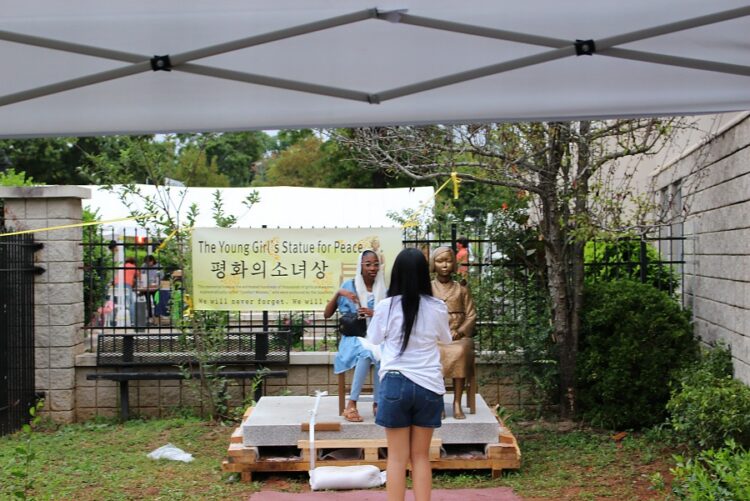 지난 9월 코리안 페스티벌에서 임시 공개된 소녀상 옆에서 방문객들이 사진을 찍고 있다. 사진 / 윤지아 기자