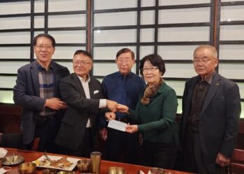 2022년 11월18일 주중광 박사 내외가 이홍기 한인회장에게 기부금을 전달하고 있다. 한인회 제공 사진.