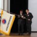 최병일 29대 회장이 홍승원 30대 회장에 연합회기를 전달했다. 사진 / 윤지아 기자