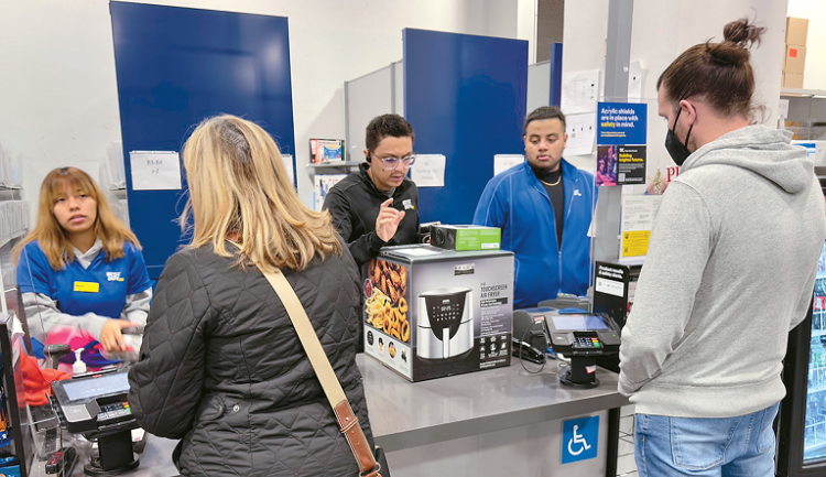 과잉 재고 처리에 나선 소매업체 10곳 중 6곳이 수수료를 부과하는 등 반품 정책을 변경해 소비자들의 주의가 요구된다. 한 고객이 반품하고 있다. 김상진 기자.