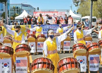 2021년 LA한인타운에서 열린 아시아계 증오범죄 근절 촉구 집회에서 화랑청소년재단 사물놀이팀 단원들이 북춤을 추며 행사 분위기를 고조시키고 있다. 김상진 기자