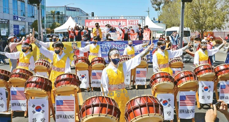 2021년 LA한인타운에서 열린 아시아계 증오범죄 근절 촉구 집회에서 화랑청소년재단 사물놀이팀 단원들이 북춤을 추며 행사 분위기를 고조시키고 있다. 김상진 기자