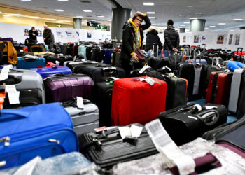 지난 22일 폭설로 인해 캐나다 벤쿠버 국제공항 항공편이 취소되어 혼란을 빚었다. 사진/로이터
