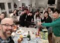 뉴욕주 주민 알렉산더 캄파냐(왼쪽 첫째)가 폭설로 발이 묶인 한국인 관광객 9명을 포함한 10명을 집으로 맞아 크리스마스 휴가를 함께 보내는 모습. [알렉산더 캄파냐 페이스북 캡처]