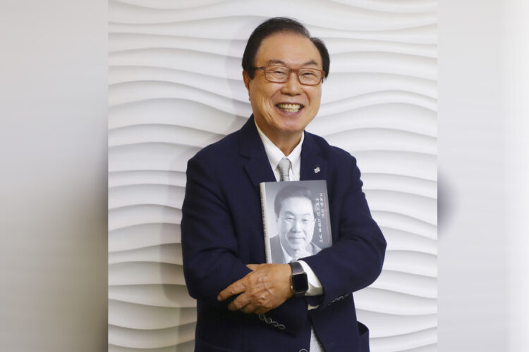 지난 5월, 고석화 뱅크오브호프 명예회장이 격동의 미주 한인은행사와 함께 한 40년과 본인의 이야기를 솔직하게 풀어낸 회고록에 대해 소개하고 있다. 김상진 기자.