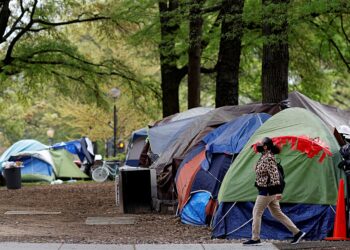 워싱턴 DC 버지니아 애비뉴의 백악관에서 몇 블록 떨어진 곳에 노숙자 텐트촌이 형성돼 있다. 로이터.