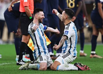 12월 18일 아르헨티나의 리오넬 메시와 레안드로 파레데스가 월드컵 우승 후 환호하고 있다. 로이터.