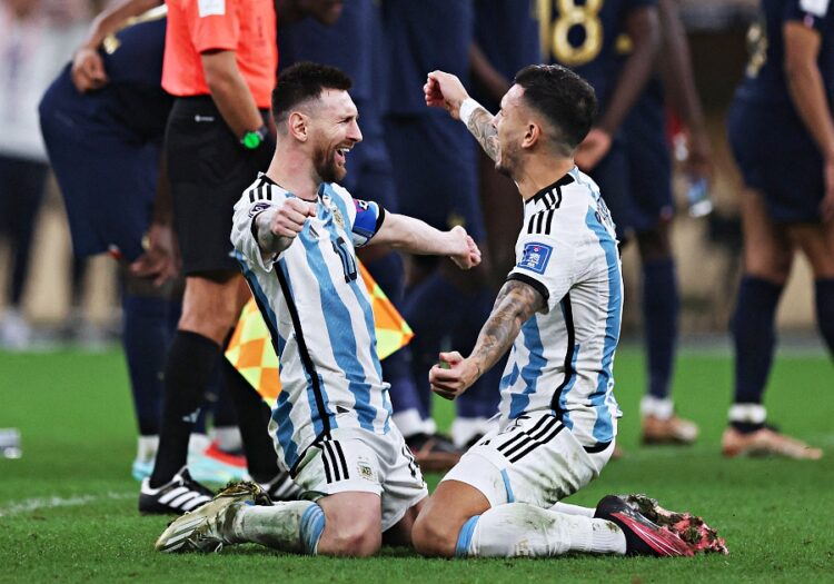 12월 18일 아르헨티나의 리오넬 메시와 레안드로 파레데스가 월드컵 우승 후 환호하고 있다. 로이터.