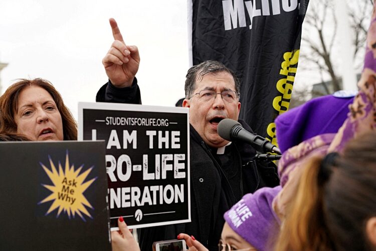 2020년 1월 24일 워싱턴에서 열린 생명을 위한 행진 중 '생명을 위한 사제들'의 국장인 프랭크 파본 신부가 대법원 앞에서 연설하고 있다. 로이터
