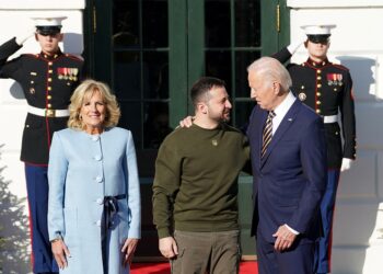 조 바이든 대통령(오른쪽)이 21일 워싱턴DC 백악관 정원에서 볼로디미르 젤렌스키 우크라이나 대통령을 환영하고 있다. 로이터.