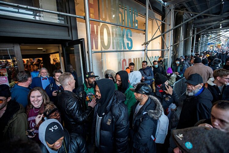 뉴욕 맨해튼에서 문을 연 첫 기호용 마리화나 판매점 '하우징웍스 대마초' 앞에 길게 늘어선 대기줄의 모습. 로이터.