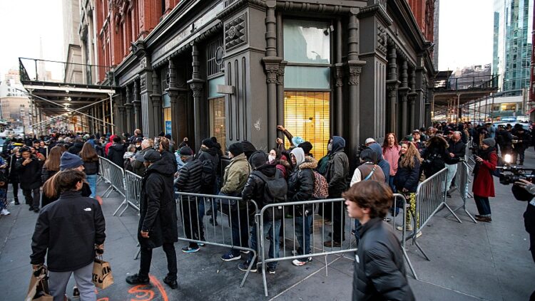 뉴욕 맨해튼에서 문을 연 첫 기호용 마리화나 판매점 '하우징웍스 대마초' 앞에 길게 늘어선 대기줄의 모습. 로이터.