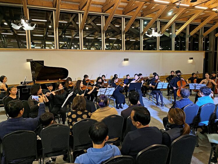 어린이 연주자들과 캐럴을 연주하고 있는 숨 솔로이스트 앙상블. 윤지아 기자