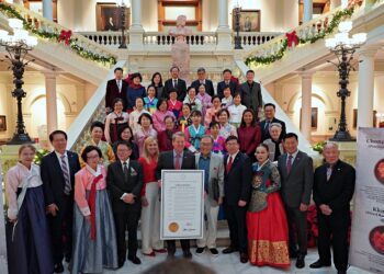 켐프 주지사가 김치의 날 선언문을 들고 촬영하고 있다. 윤지아 기자.