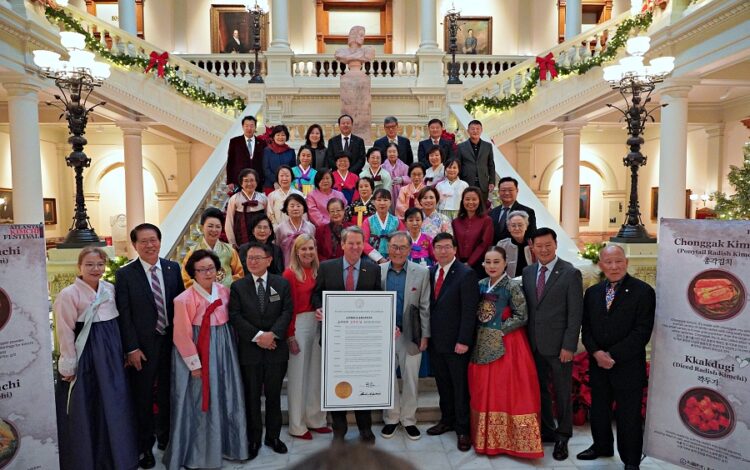 켐프 주지사가 김치의 날 선언문을 들고 촬영하고 있다. 윤지아 기자.