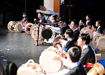 한국문화원 공연 무대 중 웃다리 가락 연주 모습. 사진 김재훈씨 제공.