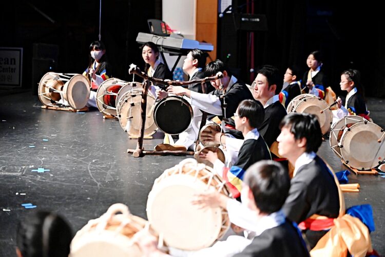 한국문화원 공연 무대 중 웃다리 가락 연주 모습. 사진 김재훈씨 제공.