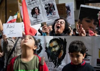 샌프란시스코의 유엔아동기금(UNICEF) 사무소 앞에서 이란의 성폭력에 반대하는 시위가 진행되는 동안 이란에서 반정부 시위 중 사망한 어린이들의 이름이 낭독되자 한 여성이 절규하고 있다. 로이터 사진.
