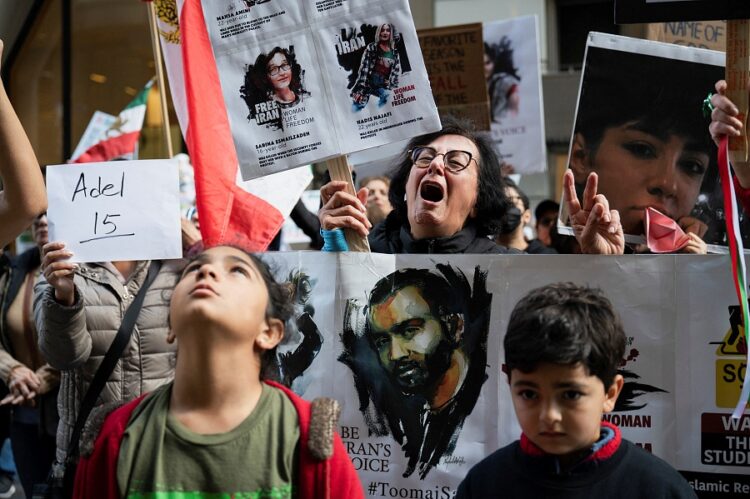 샌프란시스코의 유엔아동기금(UNICEF) 사무소 앞에서 이란의 성폭력에 반대하는 시위가 진행되는 동안 이란에서 반정부 시위 중 사망한 어린이들의 이름이 낭독되자 한 여성이 절규하고 있다. 로이터 사진.