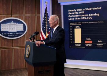 바이든 대통령이 10월 17일 백악관에서 학자금 대출 탕감 프로그램에 대해 연설하고 있다. 로이터 사진.
