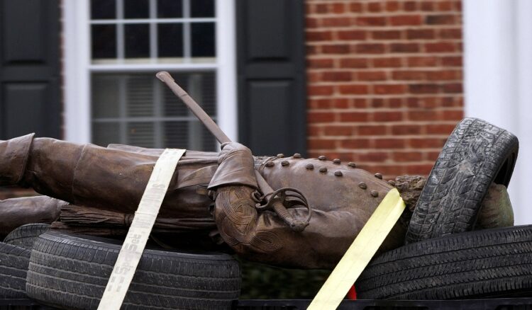 남부연합의 수도였던 버지니아주 리치먼드에서 철거된 마지막 남부군 장군 동상. 로이터 사진.
