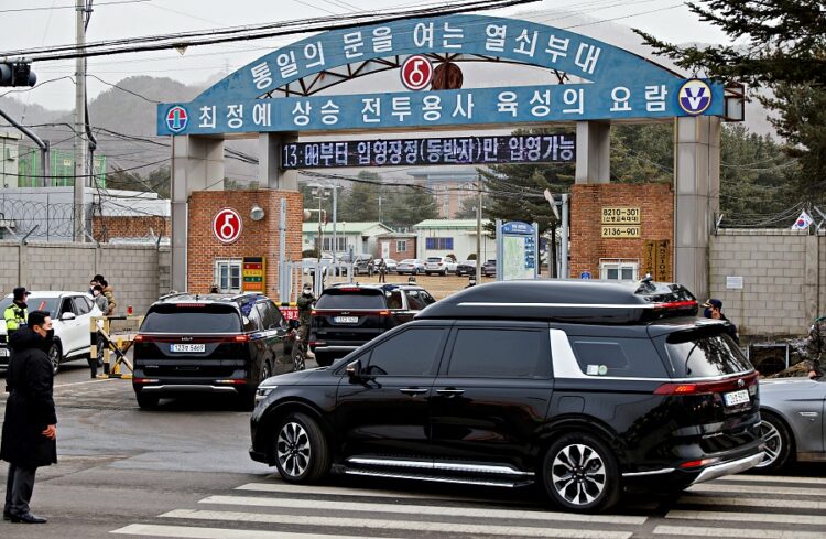 그룹 방탄소년단( BTS) 의 맏형 진을 태운 차량 호송대가 연천의 비무장지대 근처 군 신병 훈련소 밖에 도착하고 있다. 로이터.