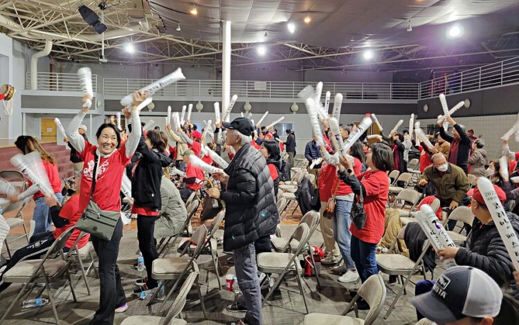 단체 응원전이 펼쳐진 한인회관에서 한국팀의 역전골이 터지자 한인들이 환호하고 있다. 사진 / 이종호 대표