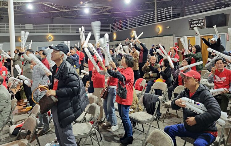 카타르 월드컵 H조 한국팀의 3차전 포르투갈과의 경기에서 후반 46분, 황희찬 선수가 극적인 역전골을 터뜨리자(왼쪽) 한인회관에서 응원나온 한인들이 일제히 환호하고 있다. 중앙포토.