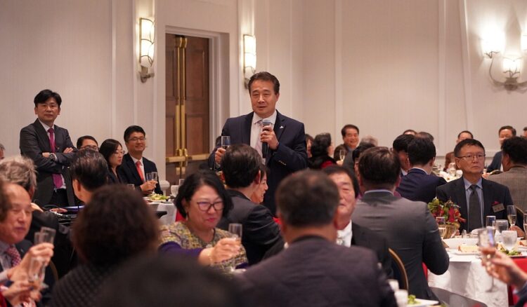 천경태 중부연합회 회장이 건배사를 하고 있다. 사진 / 윤지아 기자