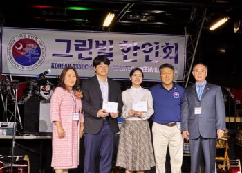 한태동 회장(맨 오른쪽), 이강자 부회장(맨 왼쪽), 부르스 고 부회장(오른쪽에서 두 번째)이 학생 두 명에게 장학금을 수여했다. 그린빌 한인회 제공.