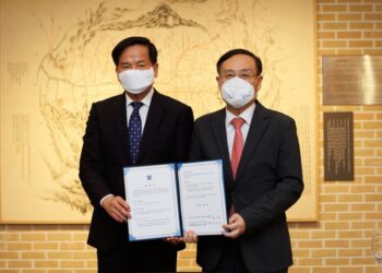 지난 11월 2일 관악캠퍼스에서 김한선 대표(왼쪽)가 학술 기금 전달식을 가진 후 오세정 총장과 기념 촬영을 하고 있다.