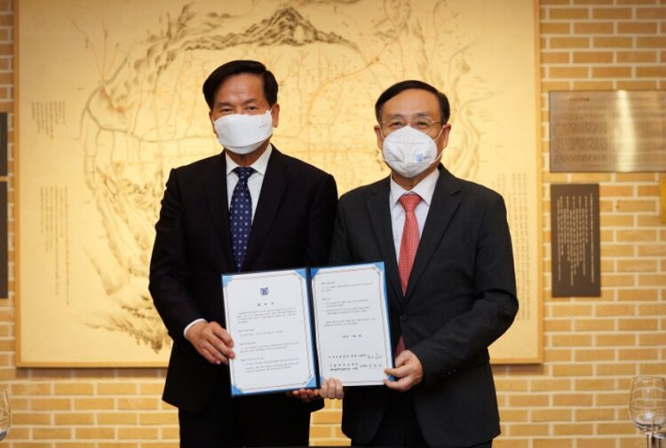 지난 11월 2일 관악캠퍼스에서 김한선 대표(왼쪽)가 학술 기금 전달식을 가진 후 오세정 총장과 기념 촬영을 하고 있다.
