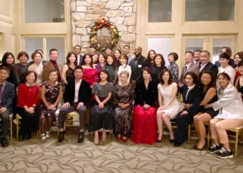 한인부동산협회 송년회에 참석한 회원들이 단체사진을 찍고 있다. 윤지아 기자.