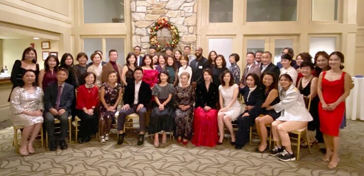 한인부동산협회 송년회에 참석한 회원들이 단체사진을 찍고 있다. 윤지아 기자.
