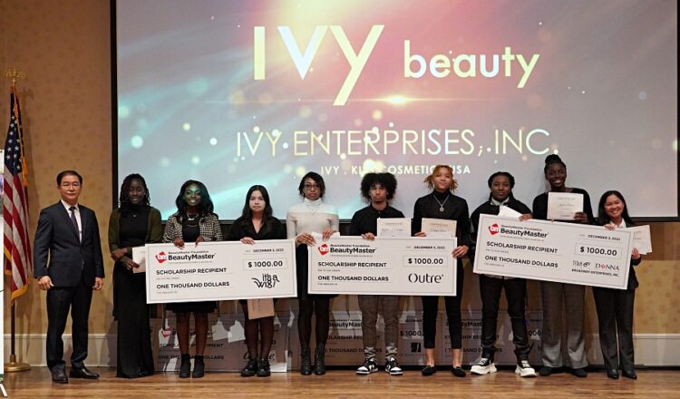 박형권 뷰티마스터 대표가 장학생들과 한자리에 섰다. 사진 윤지아 기자.