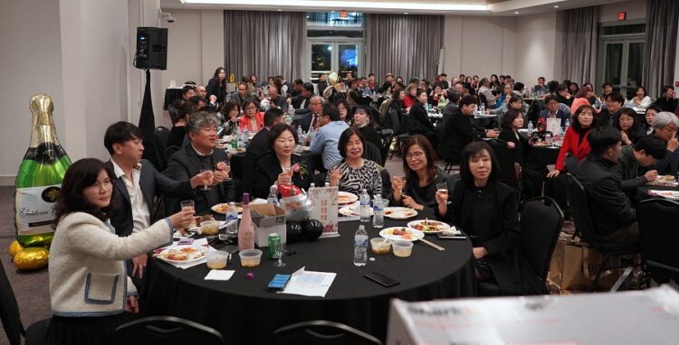 뷰티서플라이협 송년의 밤 참석자들이 건배사에 맞춰 건배를 하고 있다. 사진 윤지아 기자.