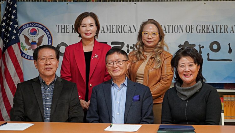 (앞줄 왼쪽부터) 이경성 이사장, 이홍기 회장, 우귀희 사랑의 네트워크 위원장. (뒷줄 왼쪽부터) 소피아 서 사무총장, 에스더 김 부회장. 사진 / 윤지아 기자