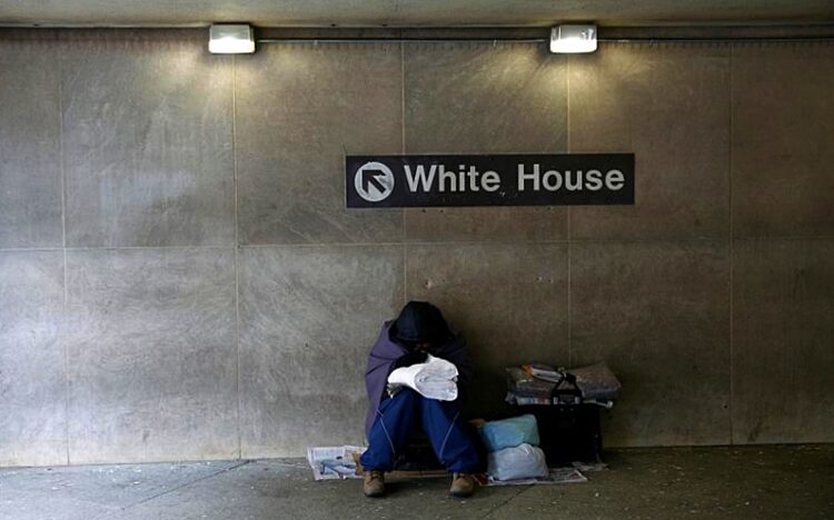 워싱턴 DC 백악관 근처 지하철역 입구의 노숙자. 로이터.