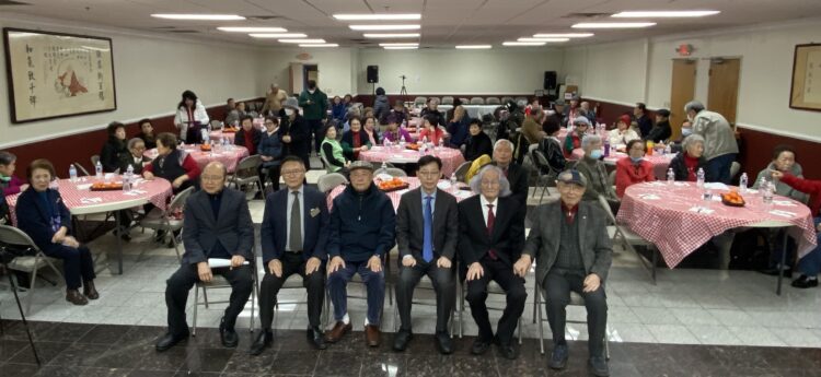나상호 회장을 비롯한 노인회 관계자들과 박윤주 총영사, 이홍기 한인회장이 단체사진을 찍었다. 노인회 제공.