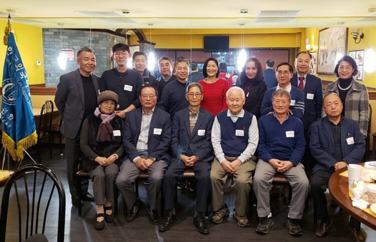 한국외대 애틀랜타 지역 동문들이 2022년 송년의 밤 행사를 마치고, 기념촬영을 했다. 외대동문회 제공.