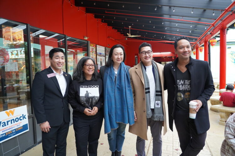 한국계 정치인과 유명인들이 한 자리에 모였다. 왼쪽부터 샘박 조지아주 하원의원, 매릴린 스트릭랜드 연방 하원의원, 이민진 작가, 배우 대니얼 대 김, 영화 프로듀서 브래드 젠킨스. 사진 윤지아 기자.