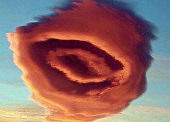 튀르키예 부르사 상공에 나타난 UFO 모양의 구름. 로이터.