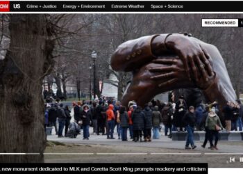 마틴 루터 킹을 추모하기 위해 제작된 청동 조형물 '포옹'. 논란에 대한 CNN보도 화면