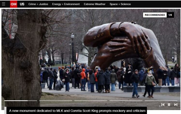 마틴 루터 킹을 추모하기 위해 제작된 청동 조형물 '포옹'. 논란에 대한 CNN보도 화면