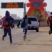 2022년 12월 23일 멕시코에서 텍사스주 엘패소로 건너간 불법 이민자들이 미국 국경 순찰대와 텍사스 주 경찰을 피해 달아나고 있다. 로이터.